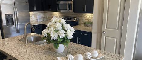 ثلاجة، ميكروويف، فرن، موقد طهي مسطح