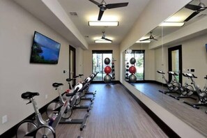 Fitness facility - Upscale luxury apartments units near Nrg Stadium Medical center Downtown Museum. (Houston)