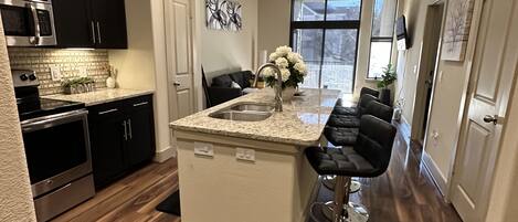 冷蔵庫、電子レンジ、オーブン、コンロ