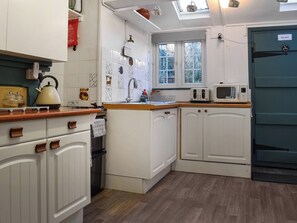 High chair, cookware/dishes/utensils - 2 bedroom accommodation in Chipping Campden (Chipping Campden)