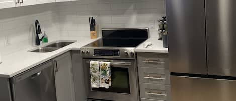 Køleskab, mikrobølgeovn, ovn, kogeplade