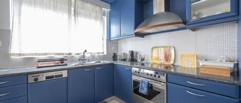 Frigorífic, forn, rentaplats i cafetera i tetera