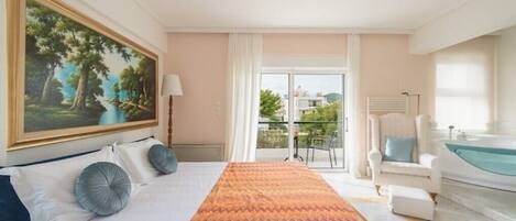 1 habitación, escritorio, tabla de planchar con plancha y cuna de viaje