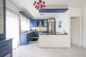 Fridge, oven, dishwasher, coffee/tea maker - Varkiza Riviera (Vari)