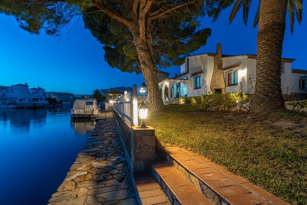 Property grounds - 4 bedroom house with pool and mooring (Empuriabrava)