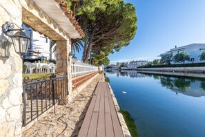 Property grounds - 4 bedroom house with pool and mooring (Empuriabrava)