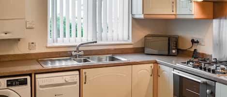 Een vaatwasser, een kinderstoel