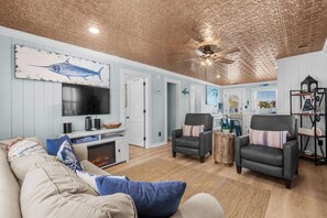 Een smart-tv en een open haard