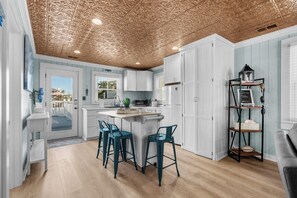 Fridge, microwave, oven, stovetop - Rocks On The Side: Private Pool, Steps to the Beach, Murrells Inlet (Murrells Inlet)