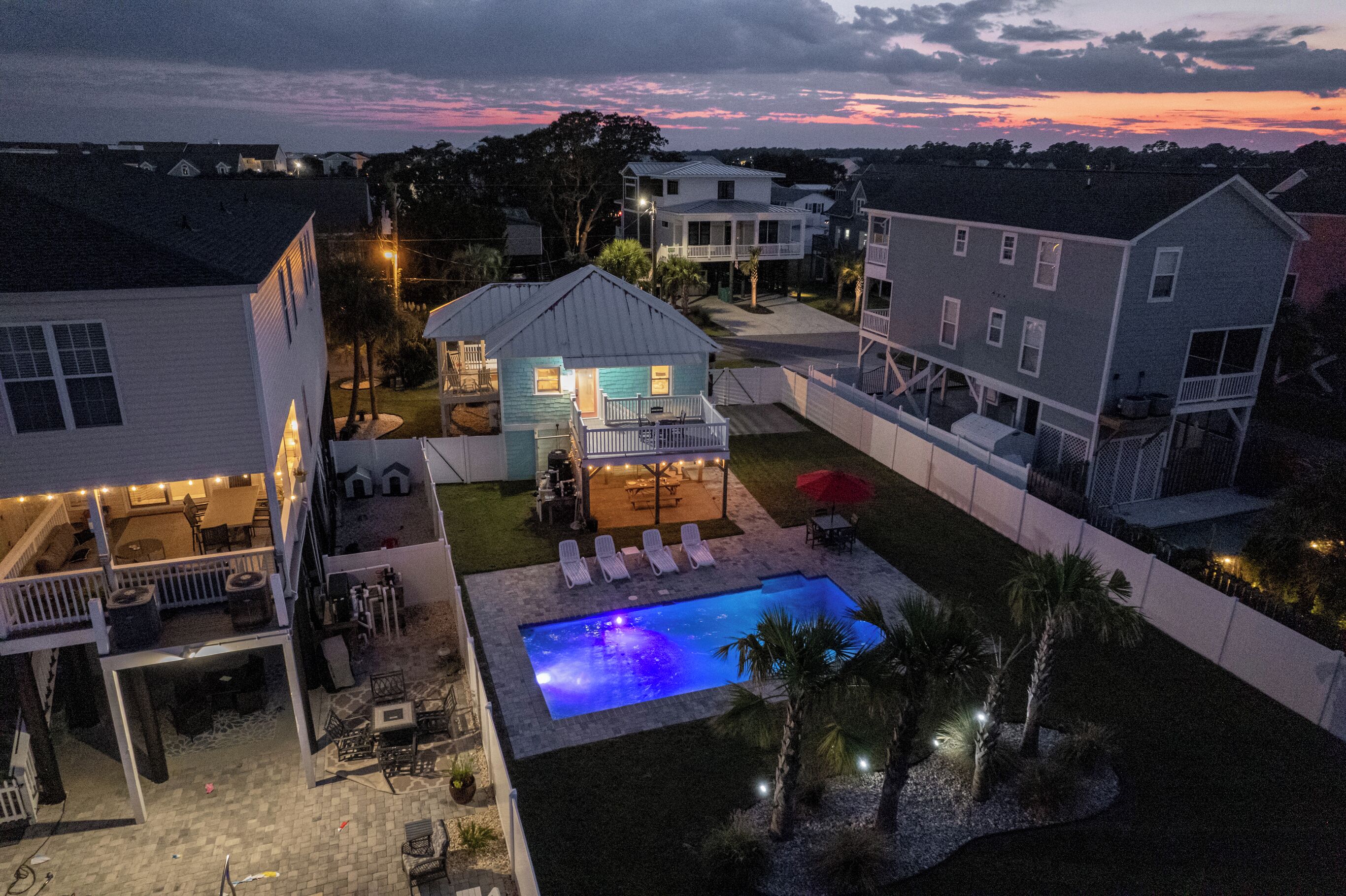 Un quartier résidentiel doté d’une piscine, d’un espace extérieur aménagé et d’une maison avec balcon.