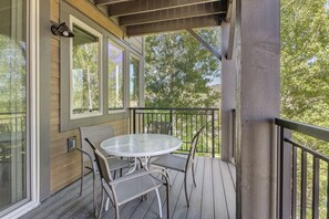Outdoor dining - Light-filled condo with heated pool & hot tub, near shopping & skiing (Park City)
