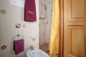 Shower, hair dryer, bidet, towels - For an unforgettable stay among the sea, castles and good food (Verucchio)