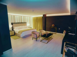 Junior Suite | In-room safe, blackout drapes, soundproofing, free WiFi