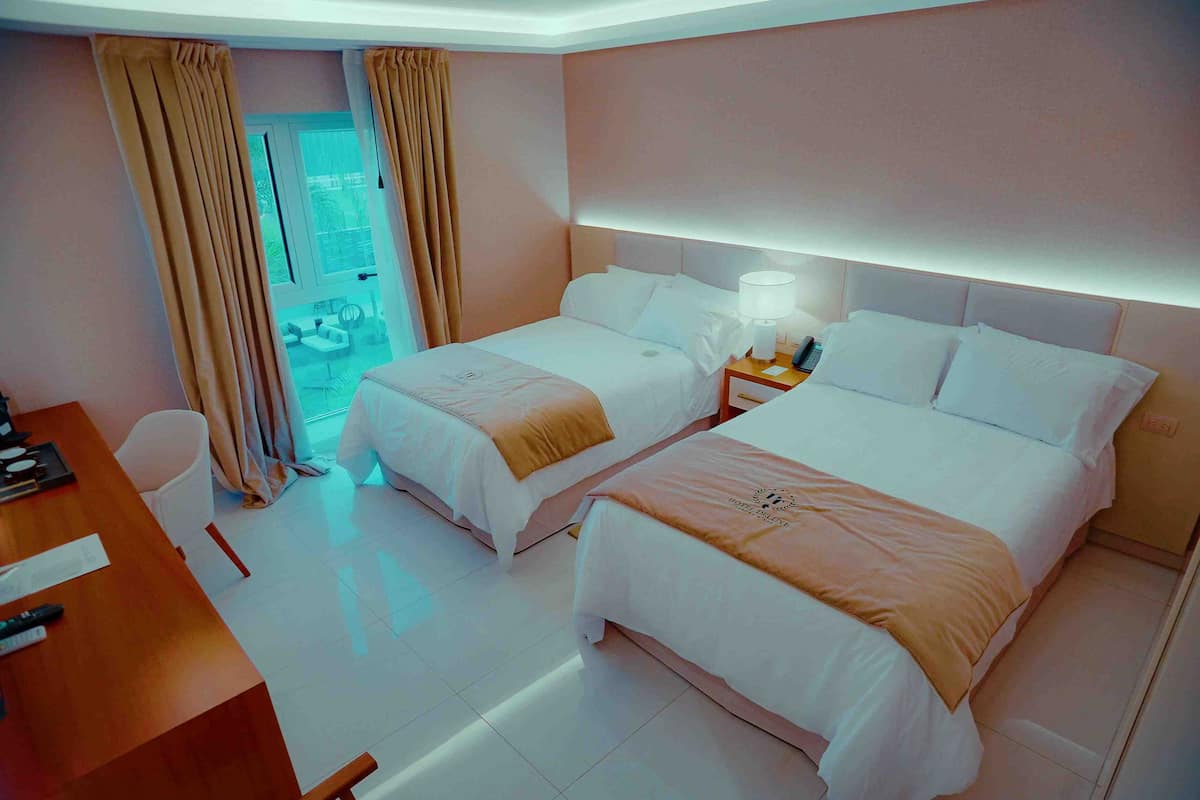Chambre Luxe | 1 chambre, coffres-forts dans les chambres, rideaux occultants