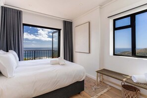 3 bedrooms, desk, iron/ironing board, WiFi - Camps Bay Nest - Townhouse with ocean views (Cape Town)