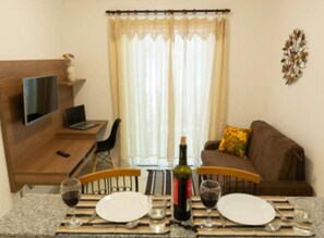Apartamento superior, 1 cama doble con sofá cama | Zona de estar | Smart TV de 36 pulgadas con canales digitales