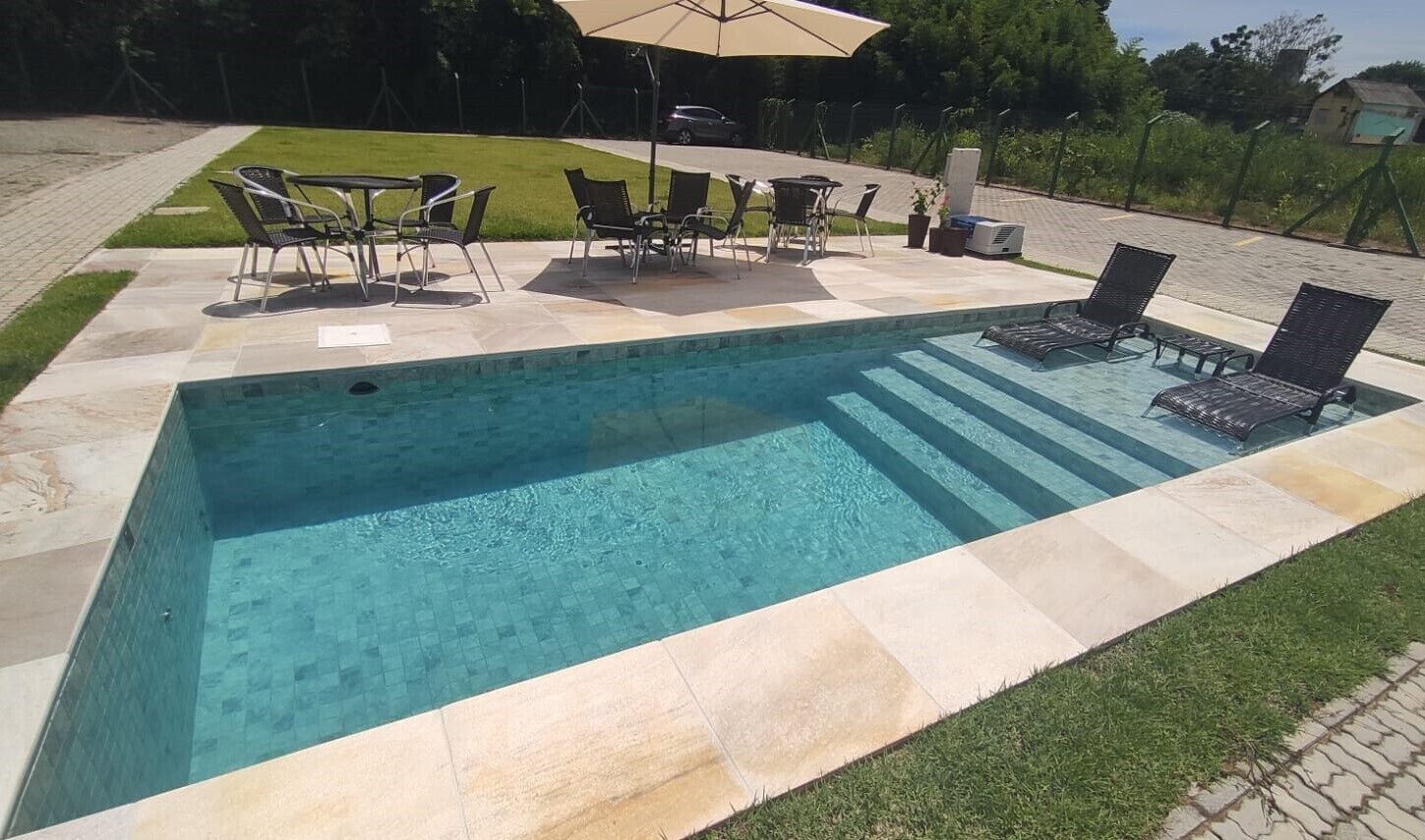 Una piscina al aire libre