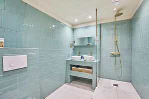 Douche, sèche-cheveux, shampoing