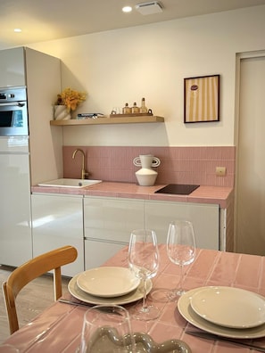 Kühlschrank, Mikrowelle, Ofen, Herdplatte