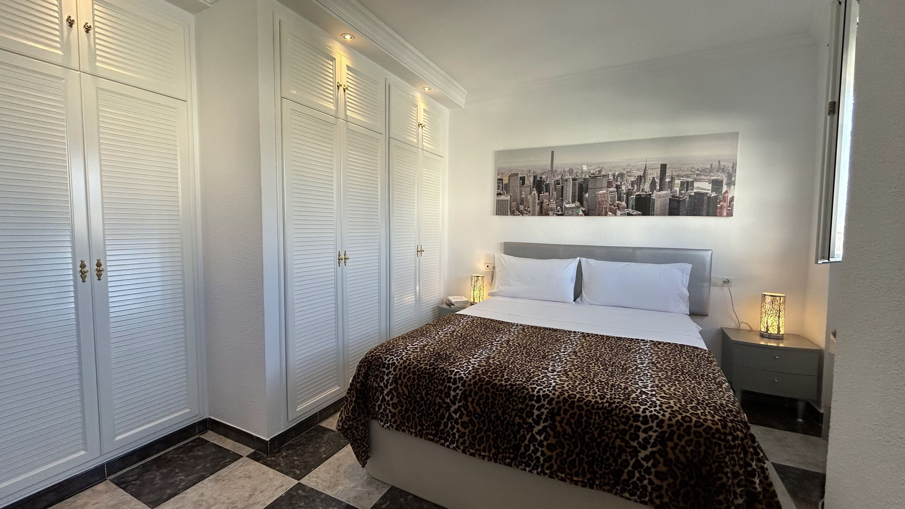 2 slaapkamers, een bureau, een strijkplank/strijkijzer, reisbedje