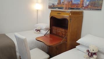 2 quartos, escrivaninha, ferros/tábuas de passar roupa, berço de viagem