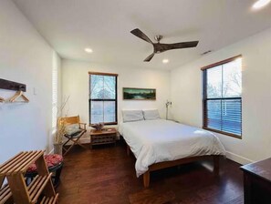 5 camere, una scrivania, ferro/asse da stiro, Wi-Fi gratuito