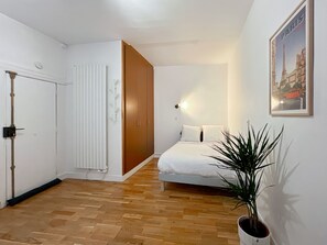 Tabla de planchar con plancha, wifi y ropa de cama