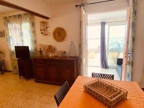 Dining - Pretty cocoon at the foot of the pond (Le Barcarès)