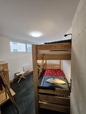 4 Schlafzimmer, Schreibtisch, Bügeleisen/Bügelbrett, Reisekinderbett