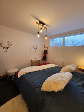 4 chambres, bureau, fer et planche à repasser, lit parapluie