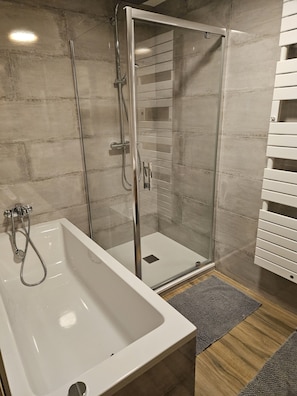 Dusche, Haartrockner, Handtücher, Seife