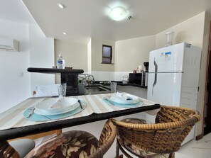 冷蔵庫、電子レンジ、コンロ、コーヒー / ティーメーカー