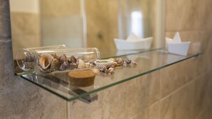 デラックス 4 人部屋 | バスルーム | シャワー、バスアメニティ (無料)、ヘアドライヤー、ビデ
