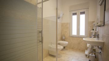 Deluxe Quadruple Room | Bathroom