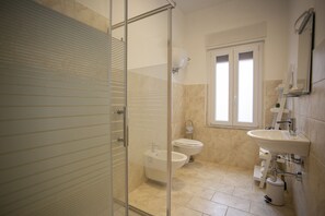 Deluxe Quadruple Room | Bathroom | Shower, free toiletries, hair dryer, bidet - Magna Graecia  (Tropea)