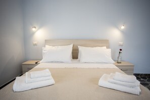 Quarto quádruplo panorâmico | Escrivaninha, quartos à prova de som, Wi-Fi de cortesia, roupa de cama