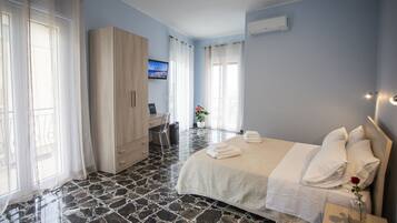 Panoramic Quadruple Room | Desk, soundproofing, free WiFi, bed sheets