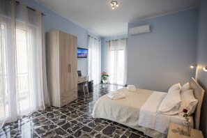 Panoramic Quadruple Room | Desk, soundproofing, free WiFi, bed sheets - Magna Graecia  (Tropea)