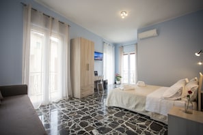 Panoramic-Vierbettzimmer | Schreibtisch, schallisolierte Zimmer, kostenloses WLAN, Bettwäsche