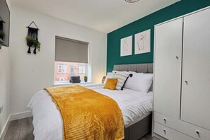 4 bedrooms, iron/ironing board, free WiFi, bed sheets
