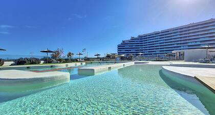 In erster Linie mit Meer- und Poolblick, Parkplatz