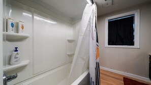 Serviettes fournies, savon, shampoing, papier toilette