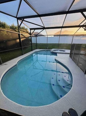 Una piscina al aire libre