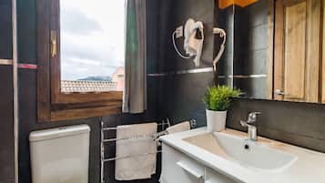 Een haardroger, handdoeken, toiletpapier