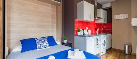 1 quarto, ferros/tábuas de passar roupa, berço de viagem