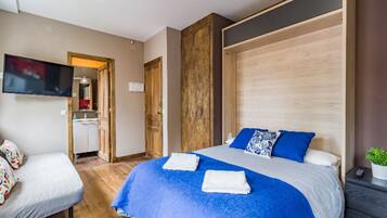 1 bedroom, iron/ironing board, travel cot, free WiFi