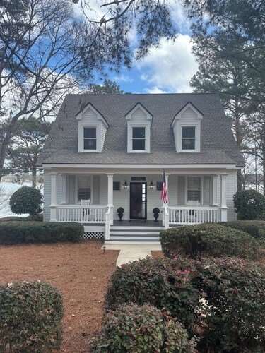 Great Waters gem! Spacious Waterfront Cottage! Family Friendly Getaway!