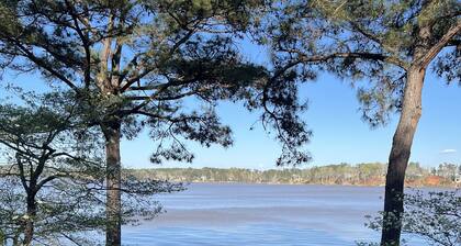 New listing! Spacious Waterfront Cottage! Family Friendly Getaway!