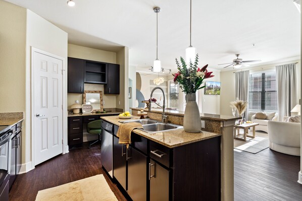 Fridge, microwave, oven, stovetop - Texans Relaxing Retreat (Austin)