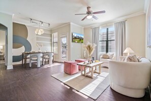 Smart TV, computer monitors - Texans Relaxing Retreat (Austin)